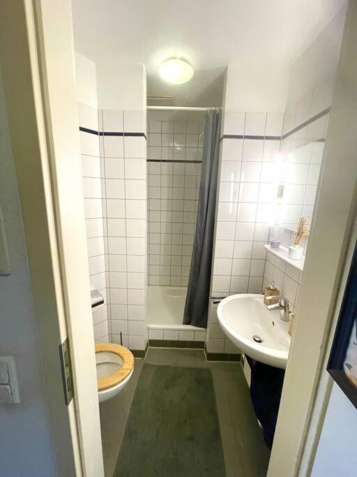 - Chilliges Zimmer In Dusseldorf Mit Balkon & Kuche; Big Tv And Bed - Exterior foto