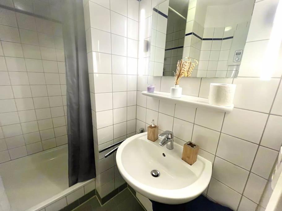 - Chilliges Zimmer In Dusseldorf Mit Balkon & Kuche; Big Tv And Bed - Exterior foto