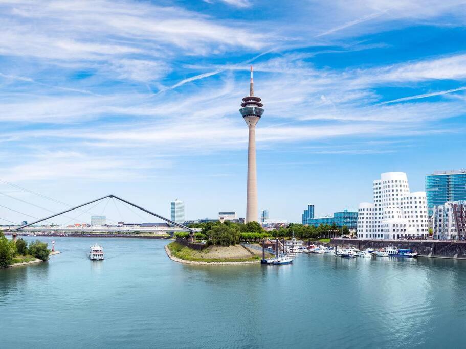 - Chilliges Zimmer In Dusseldorf Mit Balkon & Kuche; Big Tv And Bed - Exterior foto