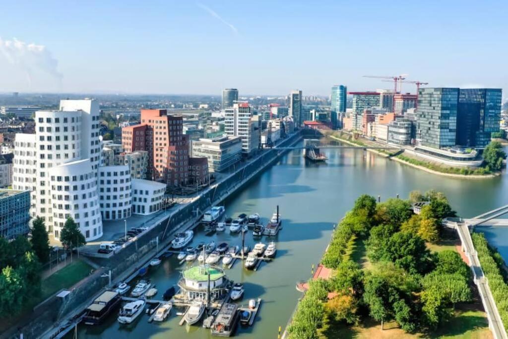 - Chilliges Zimmer In Dusseldorf Mit Balkon & Kuche; Big Tv And Bed - Exterior foto