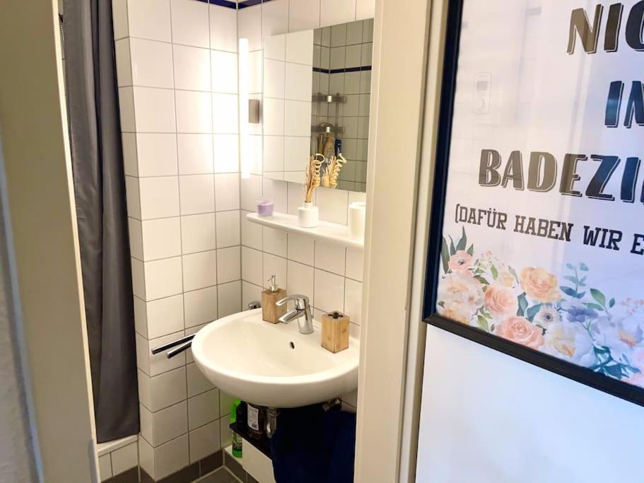 - Chilliges Zimmer In Dusseldorf Mit Balkon & Kuche; Big Tv And Bed - Exterior foto